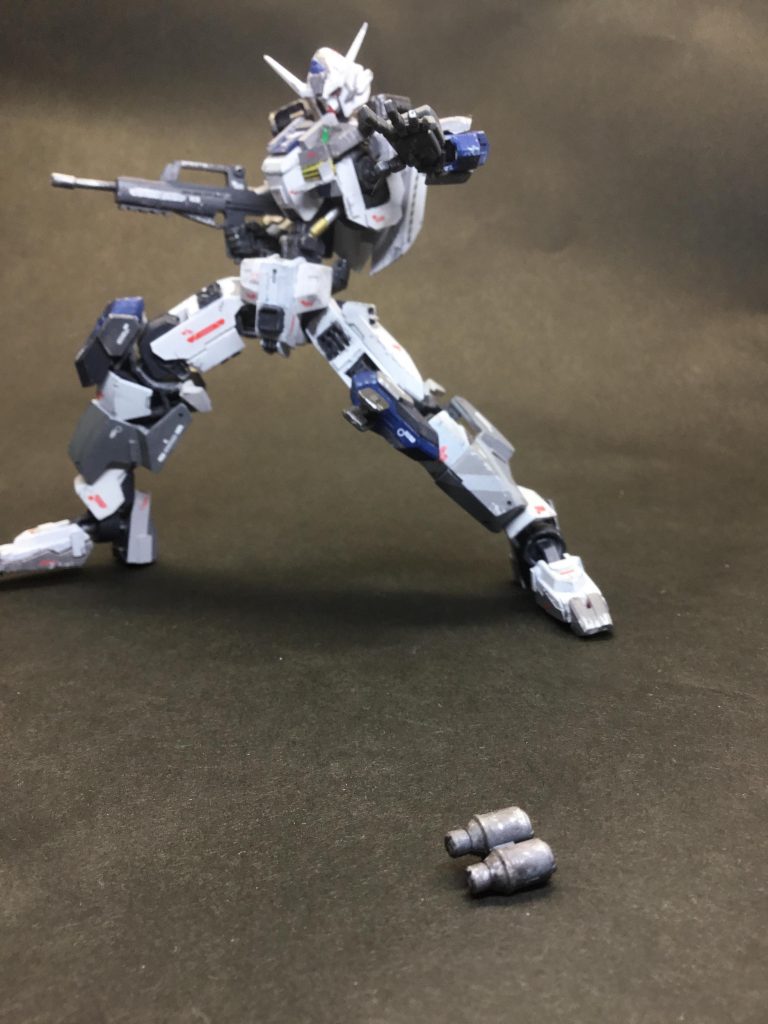 *スモーク弾*周りに煙を出し、戦闘離脱や相手の撹乱に使用する。エイハブウェーブの信号を遮断する。