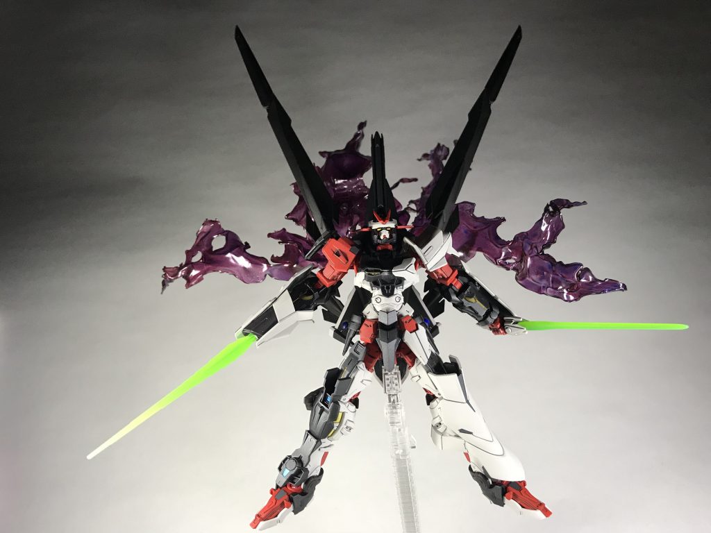 ナイトロシステム
劇中で紫のオーラが出て非常にカッコよかったので、透明プラ板を使ってエフェクトを制作しました。
色は
ミスターカラークリアブルー
ミスターカラークリアレッド
タミヤパールホワイト(うすーく)
ミスターカラー光沢トップコート