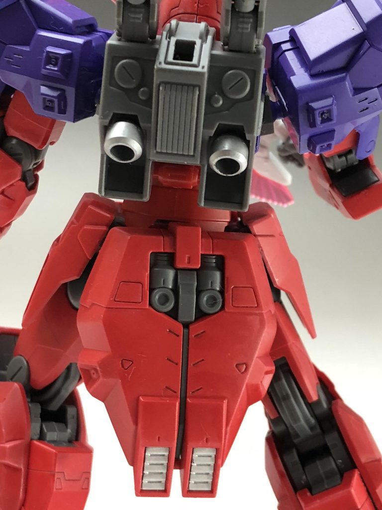 バーニア系は普段はガイアのガンメタを使いますが、今回はシャア専用という事で、同じくタミヤのクロームシルバーです。