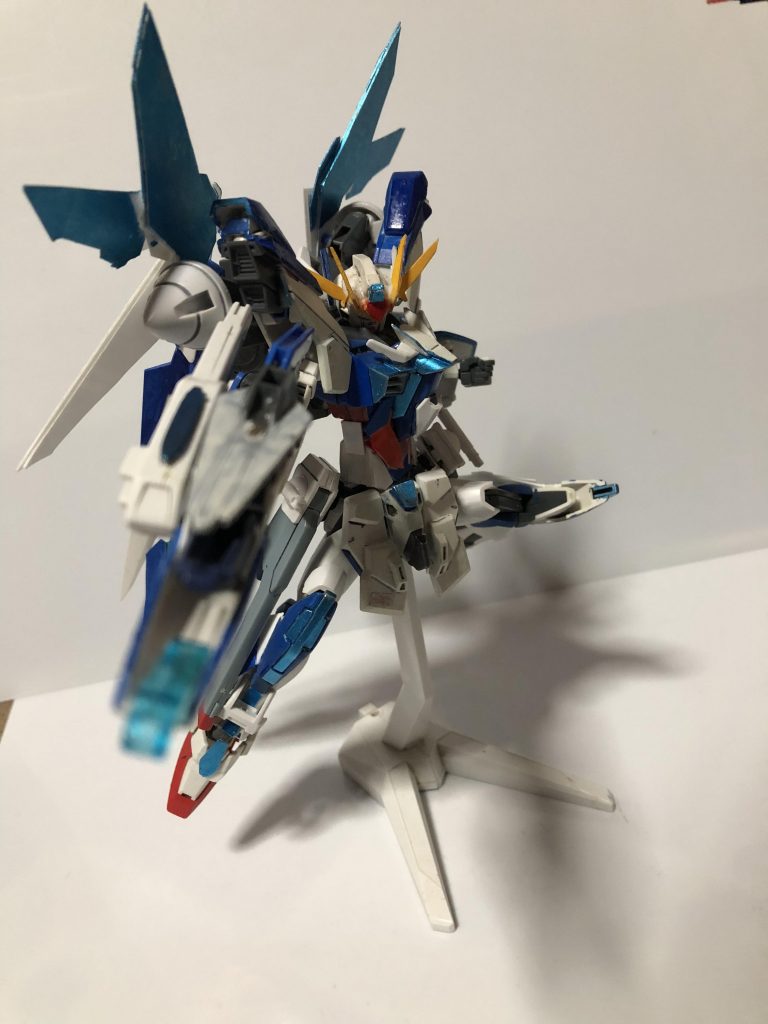 ライフルを構えたショットです。
イメージとしては、宇宙空間で戦っている
時のイメージです。