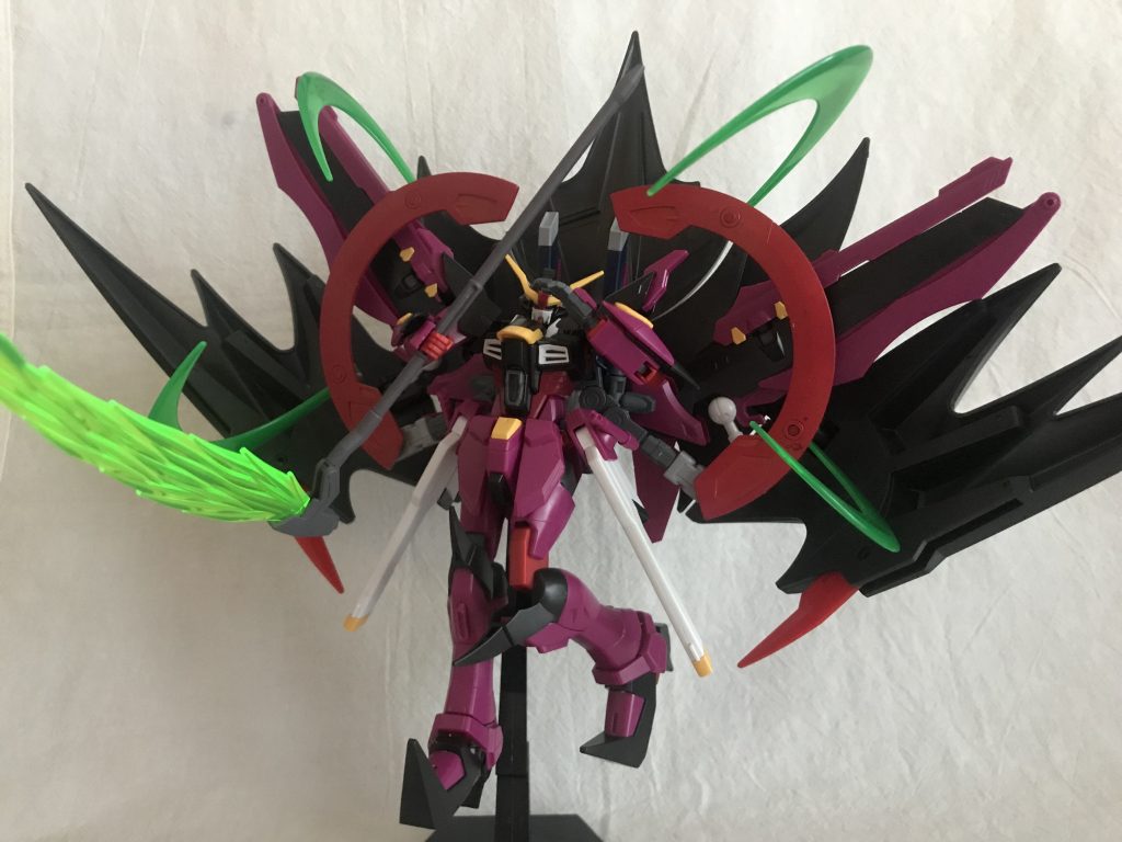 結果、ガンプラに愛が込められているほど、動きを読まれてしまう。唯一の弱点を挙げるならば、バックパックの一部である ラヴリュミエール・システムを破壊すること。