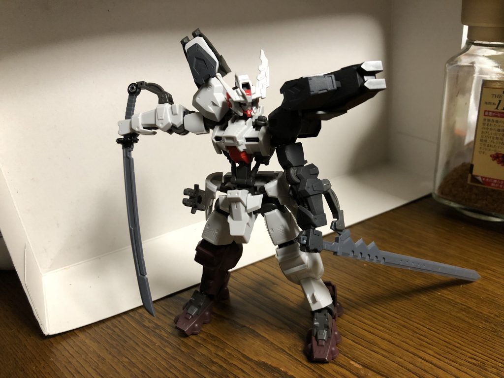 エネルギータンク装備型
腕部の出力強化や武装の性能上昇を計る
特殊武器としてエネルギーライン直結型の刀やロングソードがある