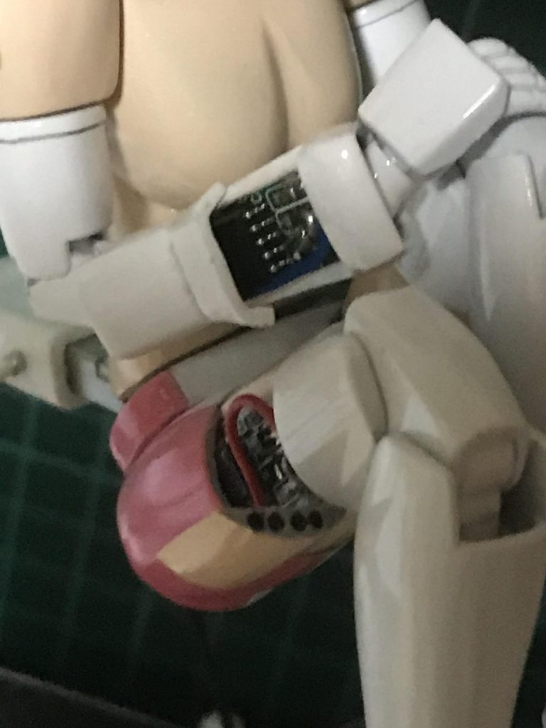 左手、太腿を切り開いて電子基板を埋め込んでます。
閉める事は出来ません…。