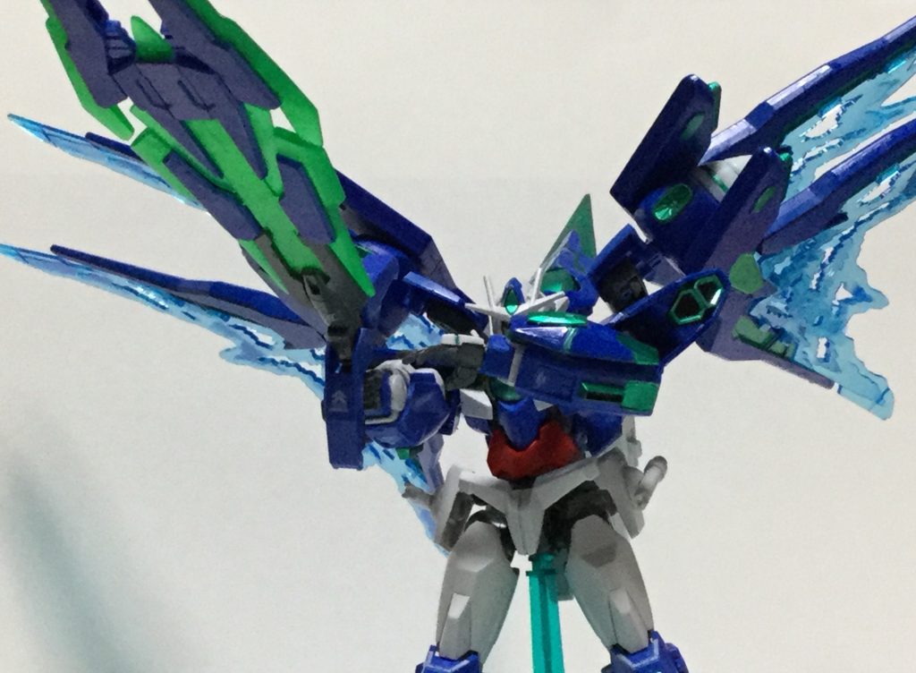 最後のショットとして、ダブルオークアンタ時代から引き続き使用しているGNソードVとGNソードビットを連結したバスターライフルの発射ポーズです。
さらにGNフェザードライブユニットの角度を調整して、ドライブユニットの上部にあるカリドゥスと一緒に発射することで、さらに火力が増します。