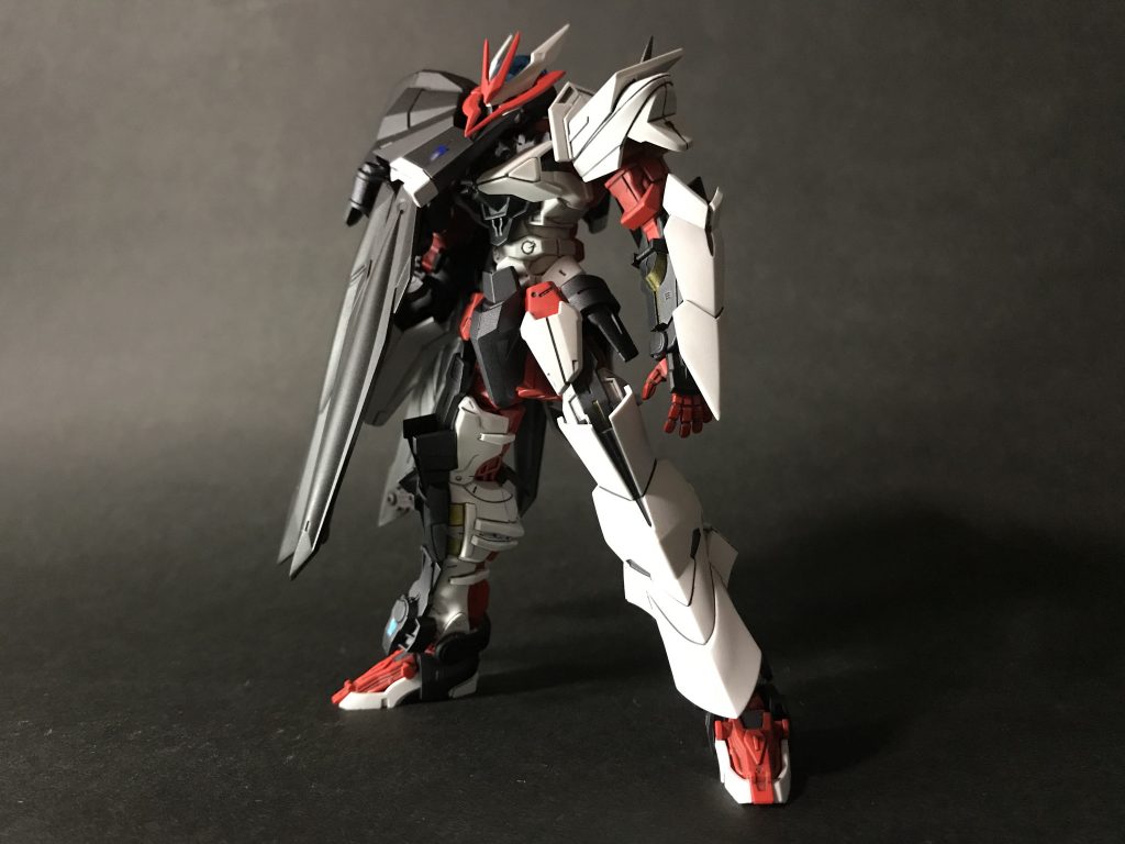 正面から。
今回こだわったのはカラーリングです。
よりメリハリのある色合いにしました。
赤→ミスターカラーシャインレッド
白→ミスターカラー灰色9号
黒→ミスターカラーメタルブラック
金→ミスターカラーゴールド+クリアイエロー
最後につや消しトップコート。
劇中では悪役なカラーでしたが、少しヒーローチックになりました。