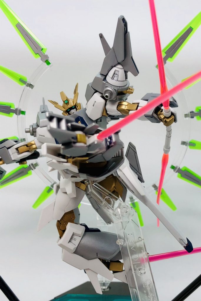 足裏にもビームサーベルがありキックと同時に斬撃が可能。