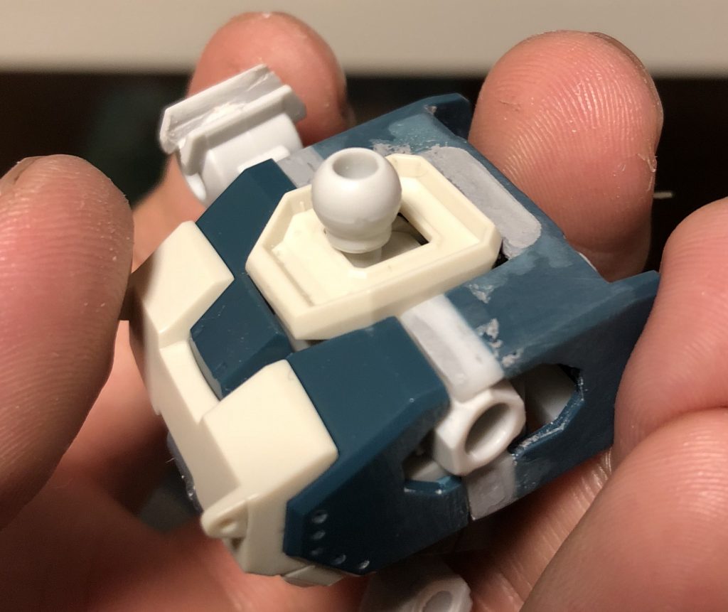 HGのボディーにSDの頭がだと、バックパックに干渉するので、胴体を3ミリ厚くしました。