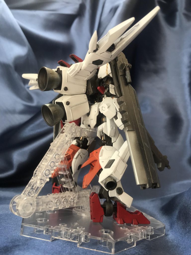 背部に大型バーニアとフレキシブルバインダー、脚部にサブスラスターを
増設しました。