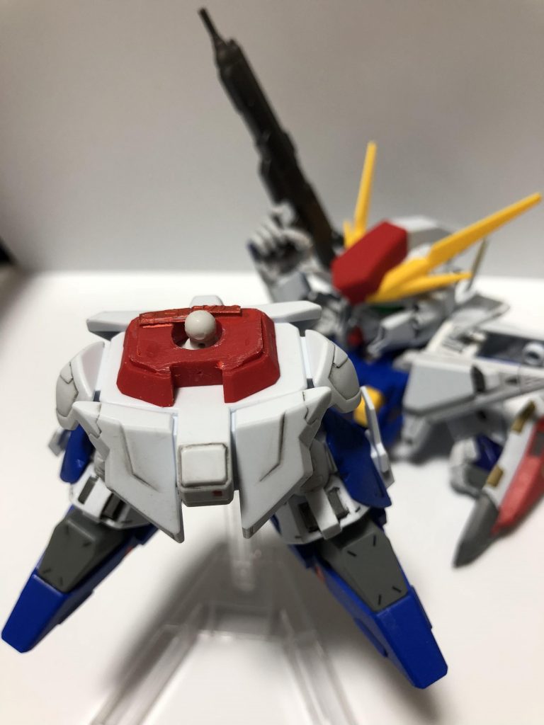 腰も延長させてます。ここにもCSガンダムの腰部分(赤いパーツ)をヤスリで高さ調節してかませてます。