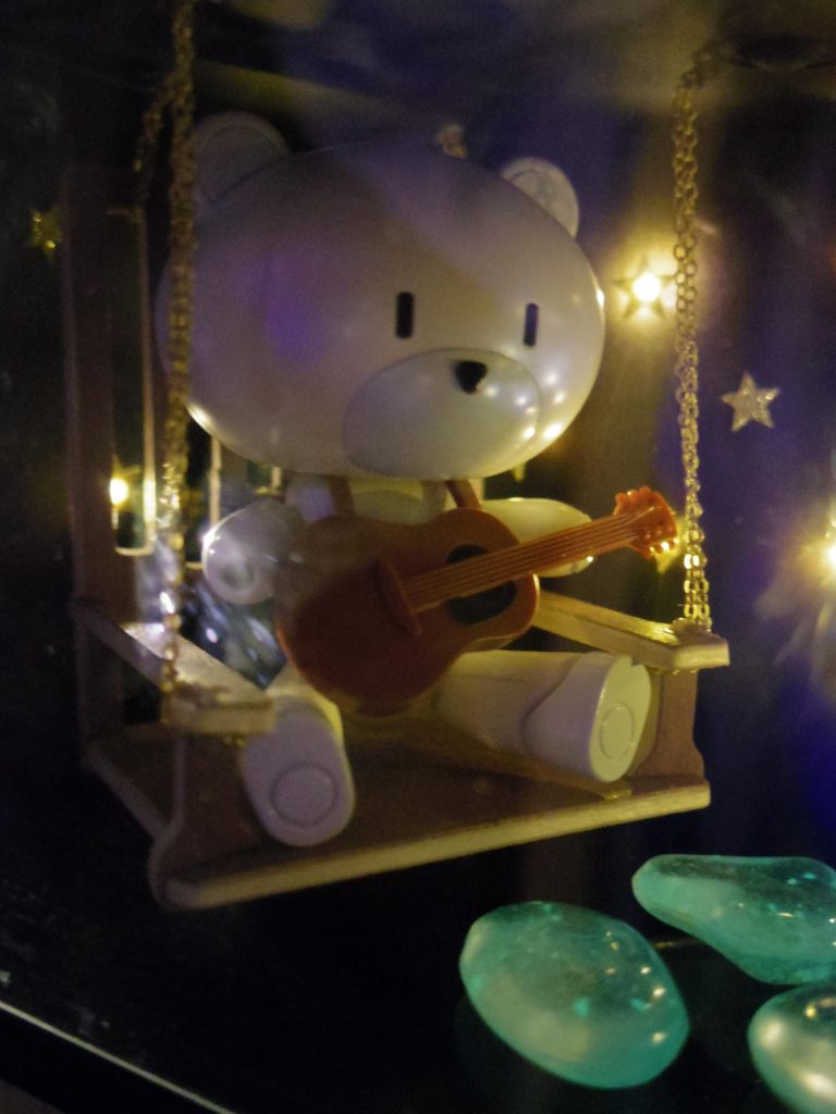 プチッガイをアップで。
頬の辺りが青くなっていたり、手元がぼやけていますが、これは、周囲の光の映り込みです( ノД`)…
プラスチックケースの中に入っているので、正面の透明な部分が、反射して、周囲の物を映り込ませてしまっています……ご容赦ください(。>д<)
カメラや私の手、その他周りにある物が、どんなに頑張っても映り込んでしまうという、なんとも撮影に不向きな作品となり、撮影に苦労しましたσ( ̄∇ ̄;)