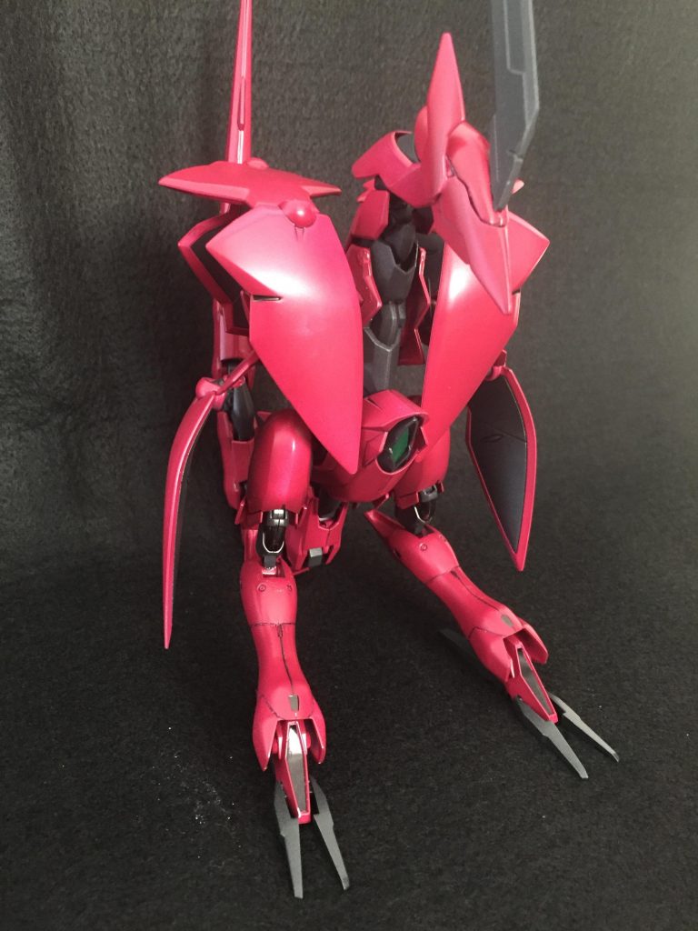 翼を前に畳む事で外見のシルエットを大きく変える事に成功
その姿はどことなくペンギンっぽい