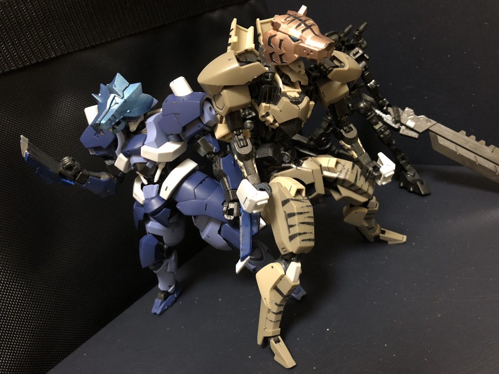 -龍王峡-
錬狼「ヘッ、竜飛め。さっきのガキと遊んでやがる。」
里虎「ふん!隙だらけって訳さ。甘いね、奴も。今のうちに秘宝を頂戴しようじゃないか!」
錬狼「オイ!この扉、奥に何かあるぜ!」
里虎「イイじゃないかい、開けてみようじゃないか!ん?錬狼!奴め、こっちの動きに気付いたようだよ!」
錬狼「ハッ!今更遅いんだよ!里虎!お宝は任せた!俺は奴を惹きつけるぜ!」
里虎「わかったよ!奴をこっちに来させるんじゃないよ!」
錬狼「任せておけって!里虎こそ、きっちりお宝頂戴するんだぜ!」
里虎「当たり前さね。つまんない事言ってないで、いいから行きな!」