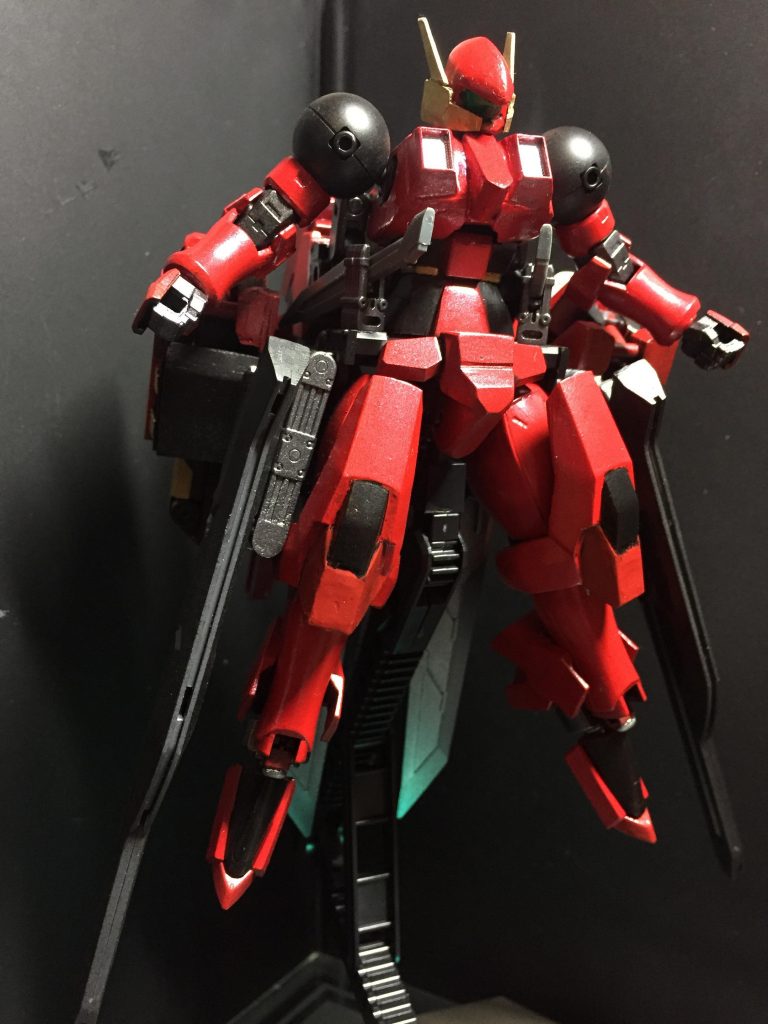 飛行形態
肩装甲を変形させ後方へと移動。そして足首より先を回転させる。
宇宙空間での戦闘時はこの形態をとる。
ダブルオースカイのラッシュポジションから着想を得た形態