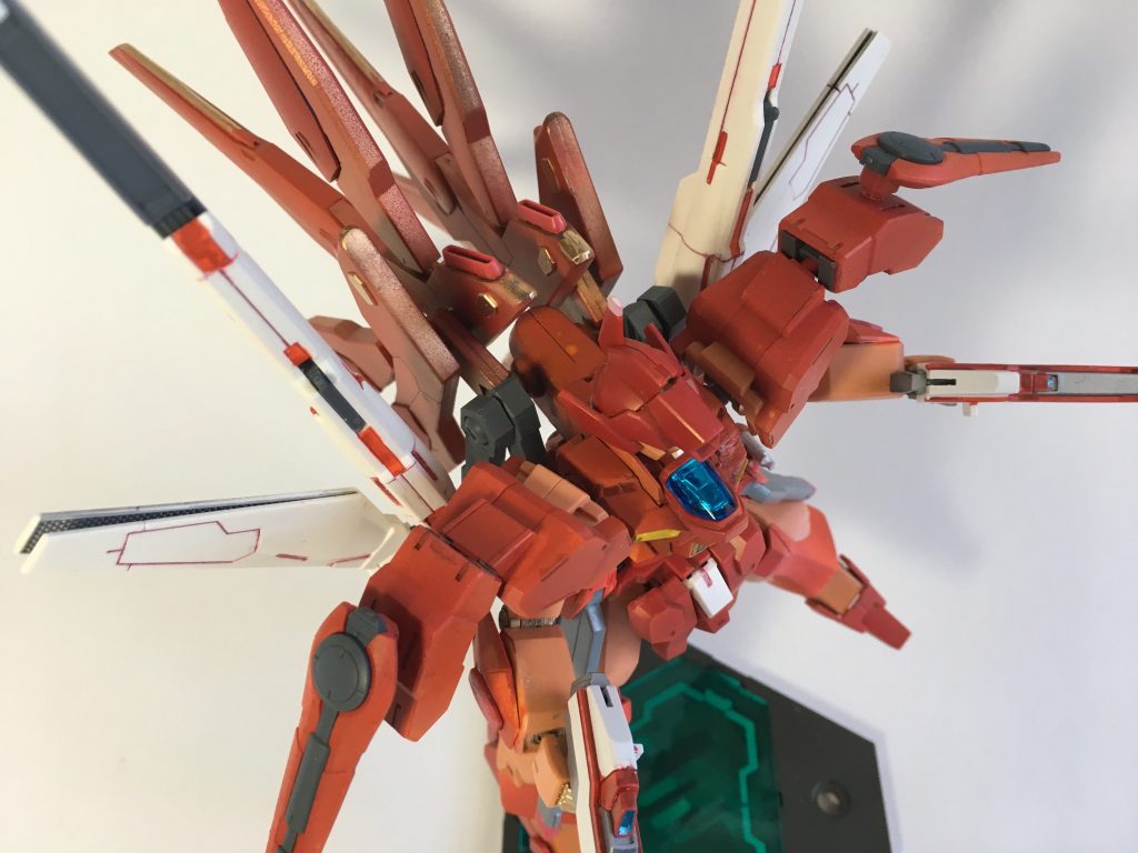 背面のウィングは畳むことでサテライトキャノンの移動も問題なく行うことができる。