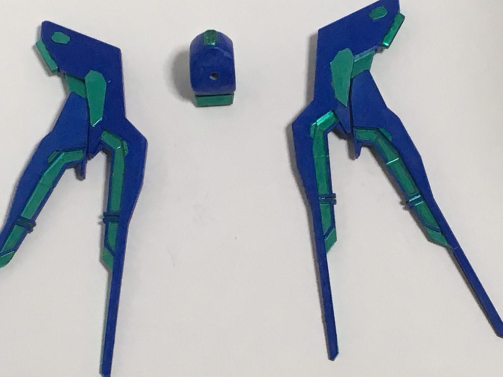 試行錯誤を繰り返しながら作っていたので、制作工程の写真はあまり無いですが、紹介できそうな部分だけアップします。
まずダブルオーフェザークアンタの一番の特徴であるGNフェザードライブユニットについては、ストライクフリーダムの機動兵装ウイングとカリドゥス、ダブルオーダイバーのGNドライブを組み合わせた土台となるパーツについてはパテを固めて作りました。
私自身の技術の低さから、あまり綺麗な形にはなりませんでした(^◇^;)
因みに土台のパーツの下部には、M.S.G(モデリングサポートグッズ)シリーズのダクトノズルを付けていて、それと同じもの(大きさは中サイズ)を腕と太腿辺りにも付けています。
ダクトノズルの役割としては、ダブルオークアンタのクアンタムバースト後に大半の装甲とモビルスーツとしての戦闘能力を失うと言う弱点の解消として、クアンタムバースト時に装甲を排除しなくても各部GNコンデンサーからの膨大なGN粒子を広範囲へ放出できるように補助する(と言う設定)為です^_^