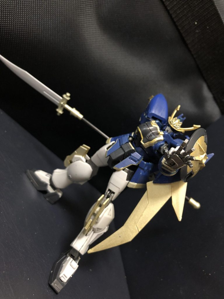 竜飛「さあ、いつでもいいよ。」
リク「槍!? ビームライフルを使わない!?」
ユッキー「リッ君!接近戦は危険だよ!」
リク「わかった!まずはコレで!」
竜飛「ビームか。効かんよ!」
リク「!!ビームを片手で弾いた!」
ユッキー「やっぱりナノラミネートアーマー!でも片手で弾くなんて!何かおかしいよ!」
竜飛「ここは聖地!ビームなんて邪推なものは無効化される。そんな物はここでは使えないさ。」
リク「やっぱり...。」
ユッキー「なんでかわからないけど、ビームの威力がなくなってるんだ!」