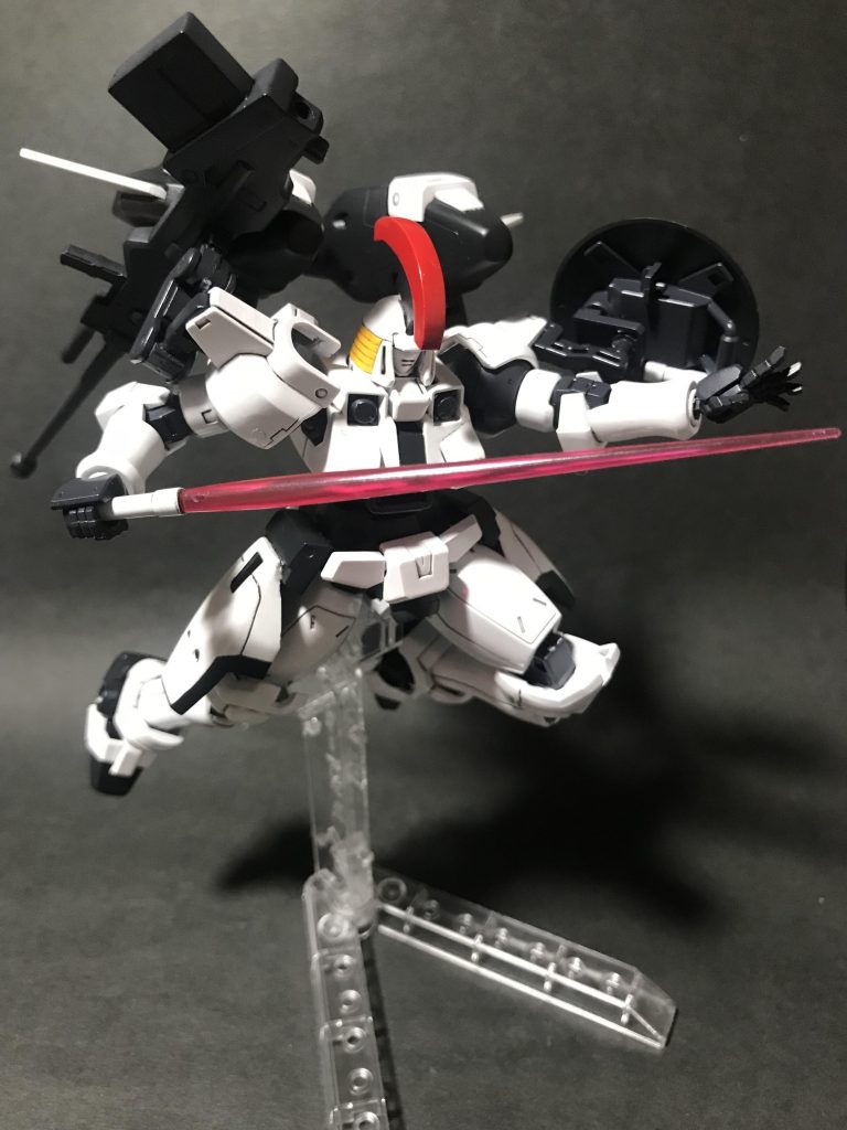 首は回りませんが、元のリーオーの可動範囲が広いおかげでよく動きます。バーニアの取付方法は変更して、背中からステーを伸ばしてます。