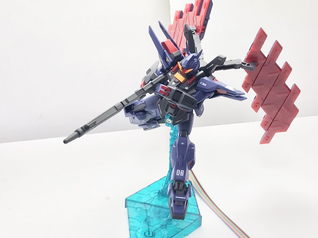 ロング・ライフル。何度か宇宙海賊との小競り合いをしている内、どさくさに紛れて手に入れた出所不明品であり、パイロットは恐らくジオン系の装備だと類推しているが実情は不明。ユニバーサル企画に準じていること及び今の今まで一応誤作動の類も起こさなかったため、使えるものは使うの精神で運用されている。