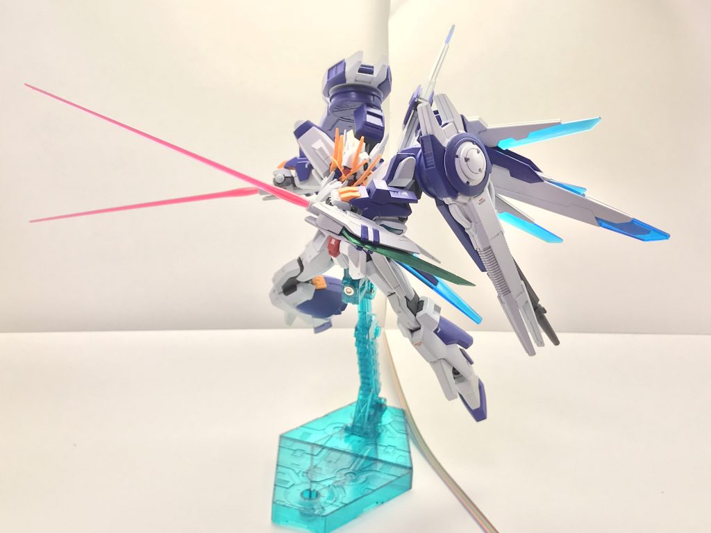 GNビームサーベル。GNブレードトンファーの銃口からビーム刃を形成する武装であり、標準的なビームサーベルよりは火力が向上しているものの、ビームサーベル単体として考えた場合取り回しは悪化しているため、あくまで各種機能との連携によりその真価を発揮するものである。