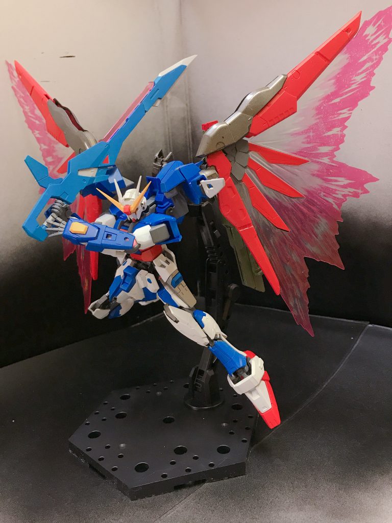 最初はハイヤーザンの羽を使おうと思っていたのですが、たまたま手に入れることができたのでRG専用の光の翼エフェクトを使用してみました。ホログラムが写真だと伝わらないのが悔しい笑