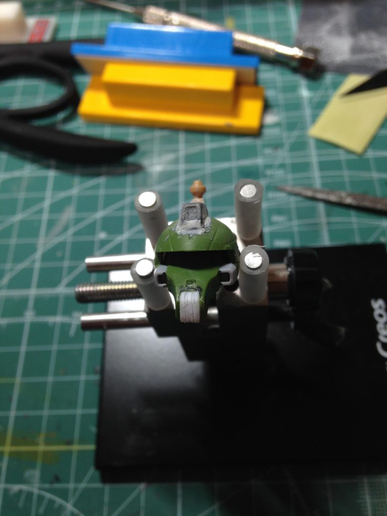 お顔。縦向きのダクトはプラ板で作ってます。