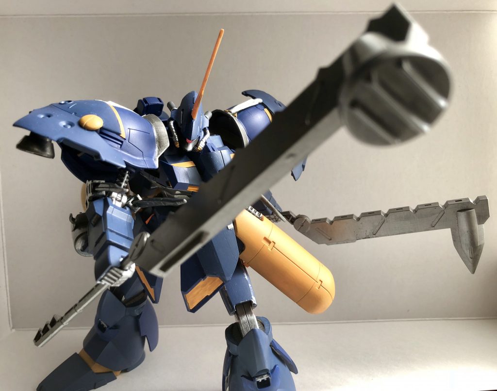 〈ヒートハンマー/ヒートピック〉
…二振りのヒート兵器。合体させて巨大な鋏形態にもできる。重量級武装なので取り回しに難があるが、強化された肩部のアクチュエーターでそれを補っている。