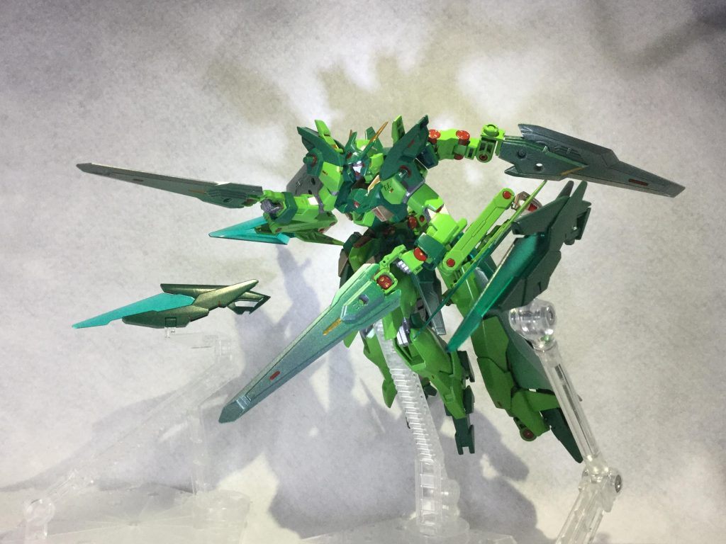 Wファンネル…Fファンネル同様、自身のブレイドによる斬撃、手持ち武器としても運用可能な他、内蔵されたビーム砲による砲撃も可能。