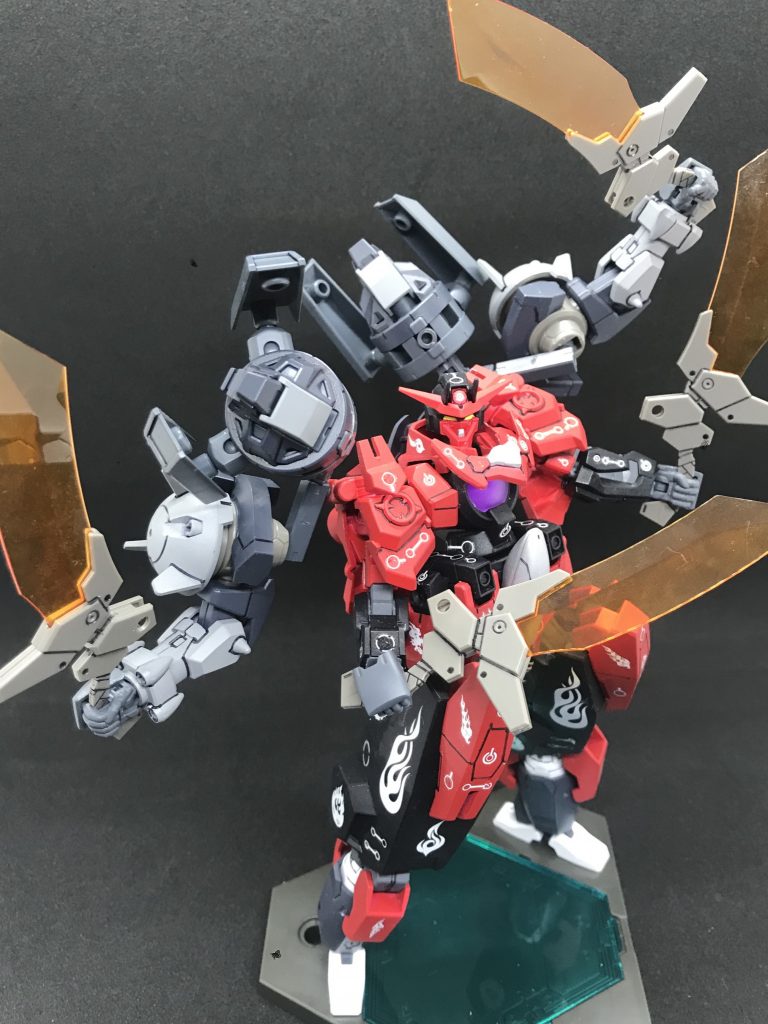 肩上部分のパーツは分離してビームを撃ちます。