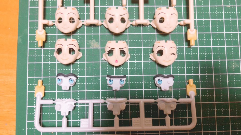 お顔は結構頑張りました!
ホビージャパンの作例を参考にリキテックスで塗装→ウェザリングマスターでチーク→ハイライトと入れてます。