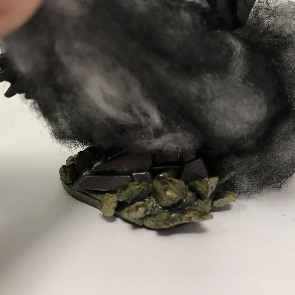 煙で普段は見えませんが、ガトリングを打つで割れる地面も作ってます。
本物の小石を拾ってきて、パテで固定しています。
足はbbエクシアのものです。