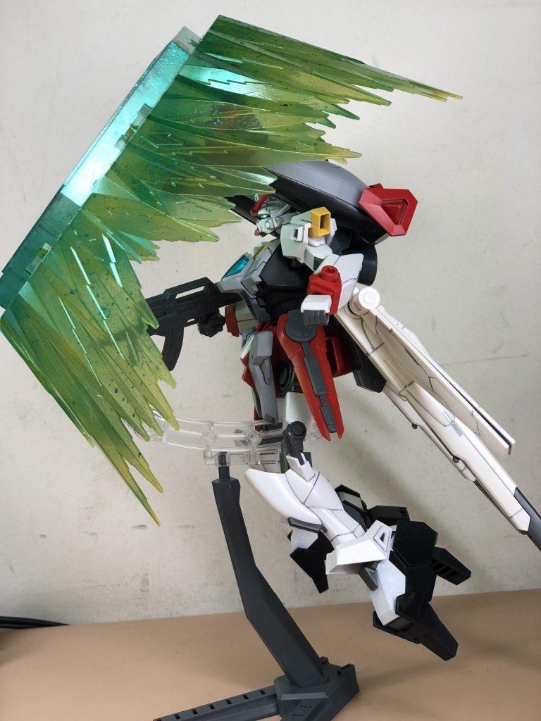 ちなみに横から見るとこんな形となっております。エフェクトプラモのスタンドを使うことで全方位バリアの簡単な擬似再現ができます