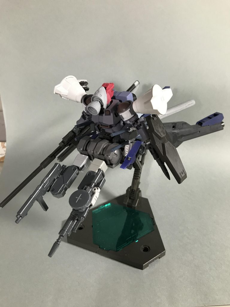 サフ及び塗装前
全体から見たら申し訳程度ですが、一応リーオーNPDを使用してるという事で
ダイバーズコンテスト開始の時期がちょうど3周年と重なってたので、カラーリングのモチーフはそこから拝借しました
【N・F】はその衣装のイニシャルです