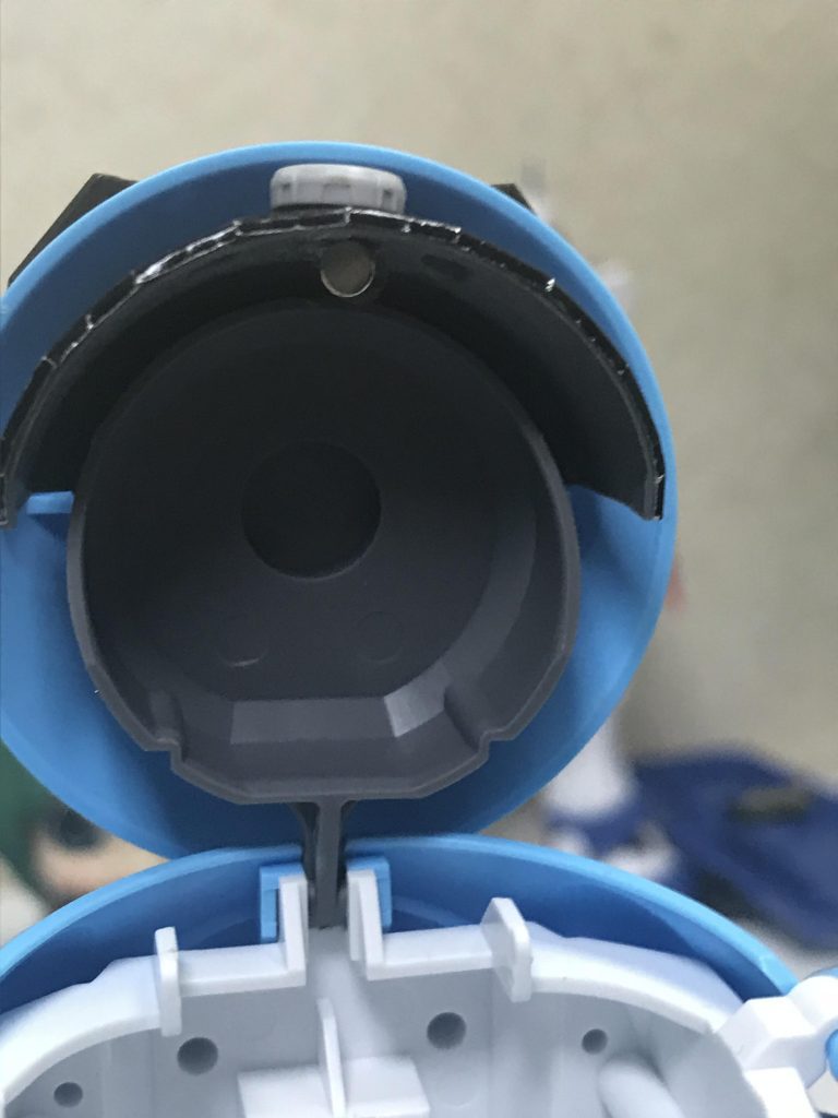 簡単ミキシングで鉄華団オプションのランドマンロディ用の脚、腕はモモカプル2機ぶん使って延長しています。レドームはBCバトルウェポンズから。モノアイはMSサイトレンズの裏面にマグネットセッターを貼り、裏でネオジムと挟む事で自由可動ななってます。表情付け放題ですが塗装禿げが怖い…