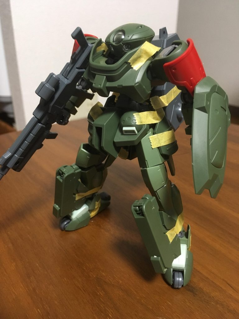 所々グリモアのパーツを削って、フレームに被せています。イメージを膨らませる作業。