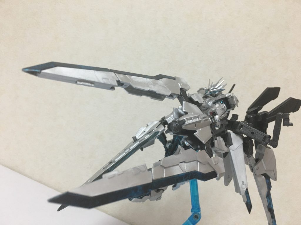 Phase2
拘束具を外した形態。
外見はロードアストレイやターンレッドと呼ばれる機体に酷似しており、特にターンレッドの装備と似ているところがある。