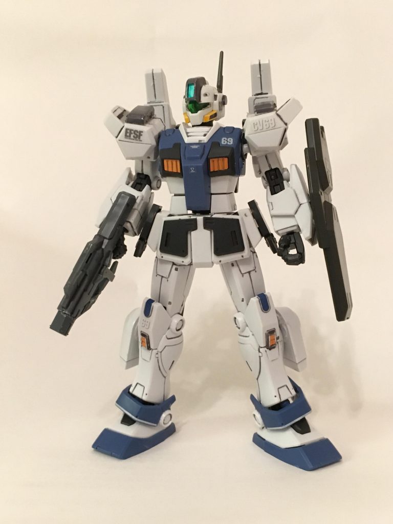 頭部はワグテイルに変更。アゴを削って消してます。肩はジャンクパーツで大型化。
ライフルはケルディムのライフルをベースにジムジムウェポンのパーツを貼り付けて短銃身のビームライフルっぽくしました。
シールドはグレイズの物に変更。