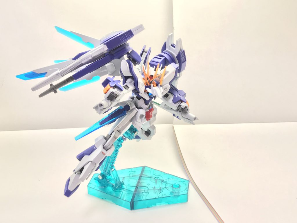 GNビームライフル。マルチツールであるGNブレードトンファーに内蔵された武装であり、バレルが短いこともあって遠距離戦には不向きな武装であるものの、中近距離戦で後述する各種機能と併せて運用することを前提としているため同レンジにおけるアドバンテージは原型機を大きく上回っている。