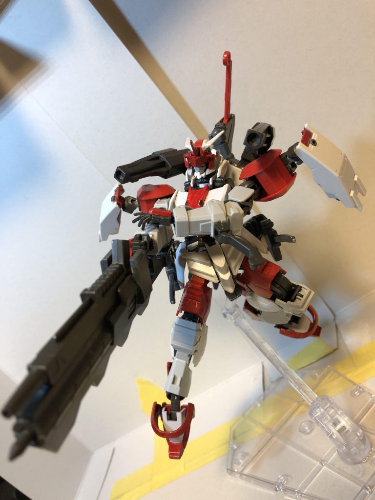 メイン武装のガンマナノラミネートブレードとライフルが付いたバスターチョッパーライフル。

ガンマナノラミネートブレードはアスタロトオリジンのガンマナノラミネートソードの技術を流用し外装に剣を装着

バスターチョッパーライフルは肘の接続部からガンマナノラミネートのエネルギーをバスターチョッパーの部分に流し質量も重ねて相手を叩き斬るという思想の武装