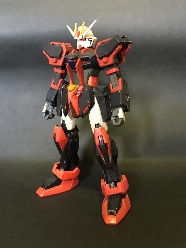 正面。全体的に黒と赤のコントラストを際立たせた配色です。
アクセントカラーにネイビーとイエローを使っています。白の部分をあえて残す事で、ガンダムらしさを残しつつも、ダークな雰囲気を演出しています。