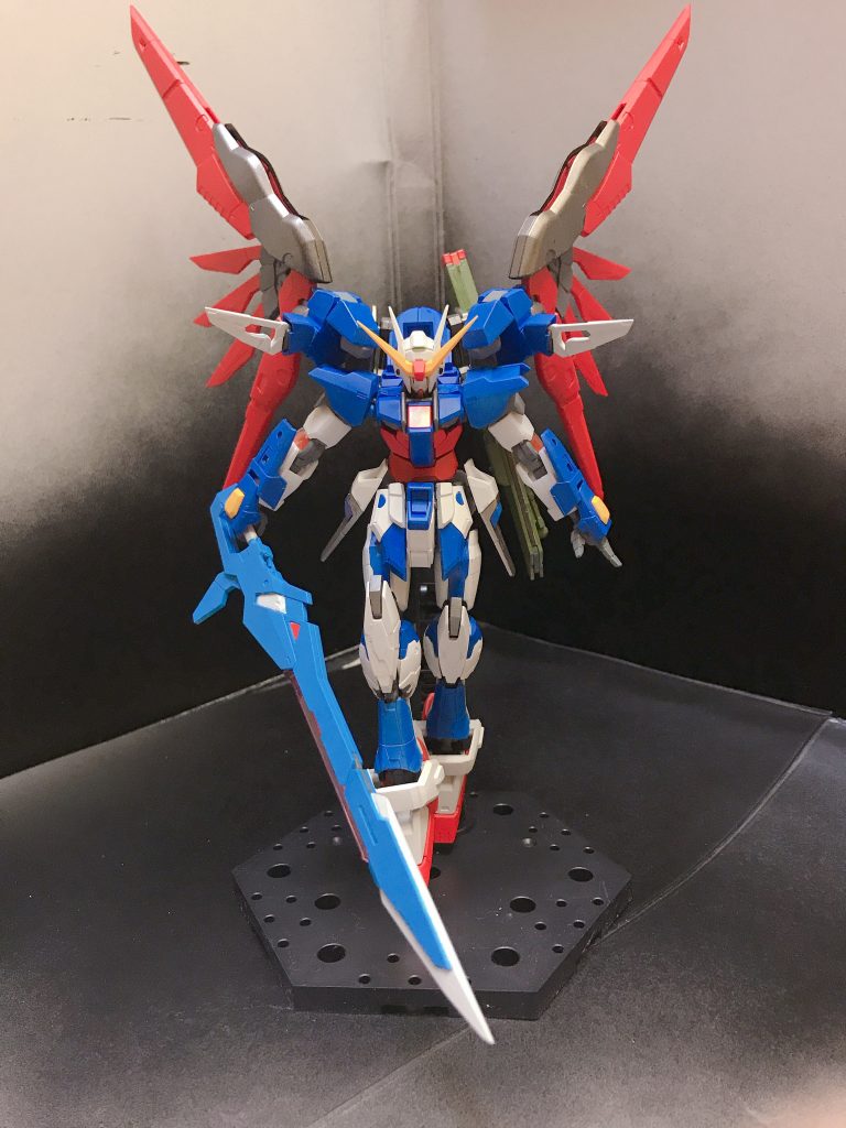 隠しギミックとして、ドライブユニットを後方へ向けると正面から見て肩周りがデスティニーに近くなります笑
皆さんのようにパテ盛ったりとか手足延長したりとか大胆かつ繊細な作業はしてないのですが、イメージしていたものがほぼ形になって良かったです!