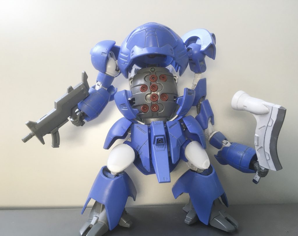 ミサイル発射形態
厚い装甲を跳ね上げてコアを露出しミサイルを発射する
当然防御能力が著しく下がる上メインカメラが装甲内に収納されてしまうため照準もコアのサブカメラでおこなう