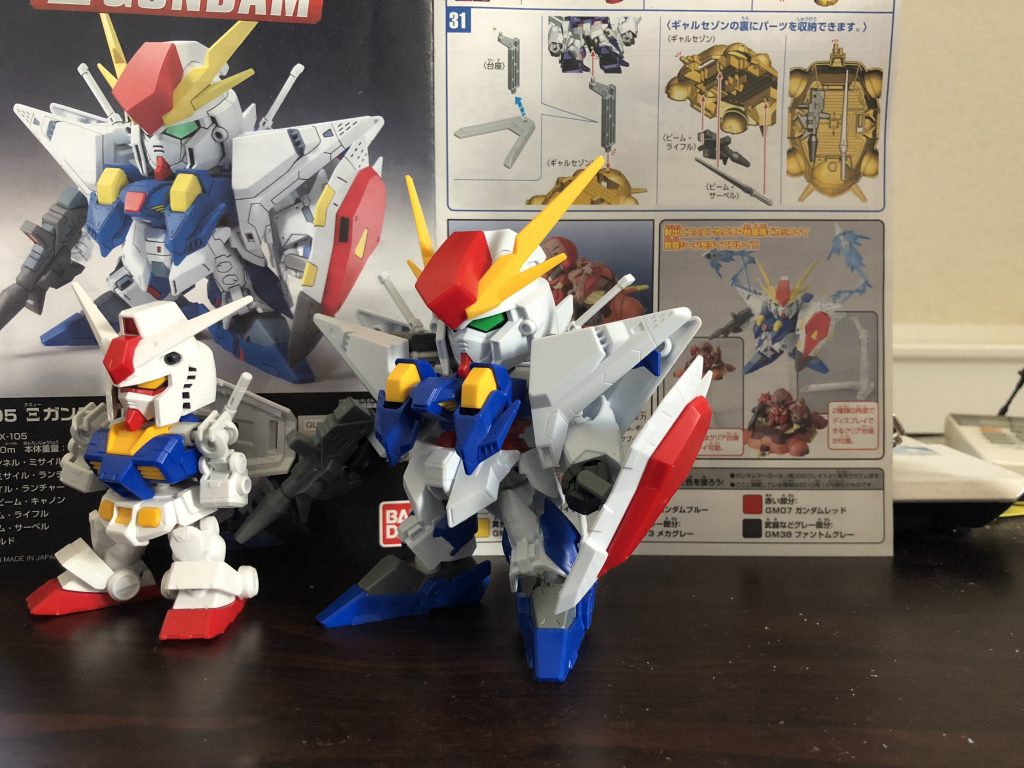 SDガンダムと比べると少し大きいです。まぁ設定ではクスィーは26mみたいなので丁度いい大きさかなw