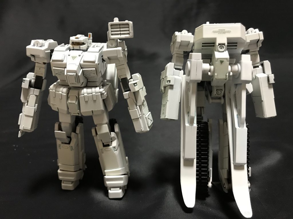 背中部のキャタピラをスキー板に変換してます。
元のキャタピラに戻す事も可能です。
スキー板はプラ板ですがスキー板の上の部品はアビスガンダムの背中の部品です。