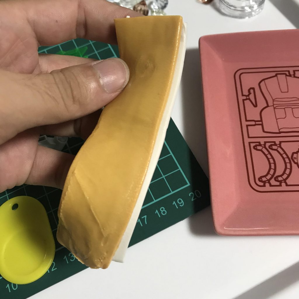 足元は、主にパテ、ネームプレート、写真には写ってない化粧用の小さいケースをベースに作っています。