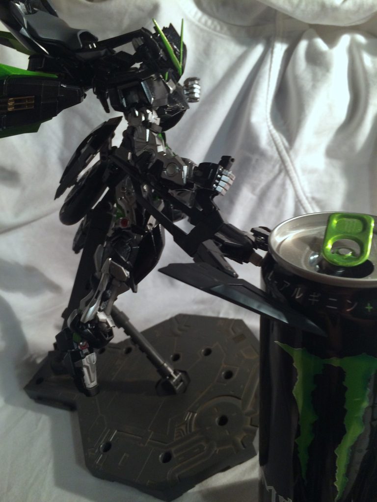 クローで缶を掴むポーズ。