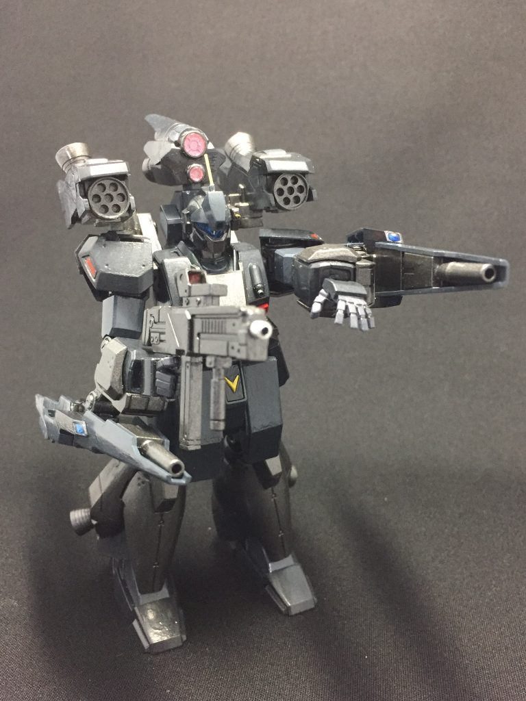 フルバースト、中距離からの強襲時にシールドカノンの3連バーストとバックパックのミサイルランチャーで牽制し、近接時にビームマシンガンで面制圧