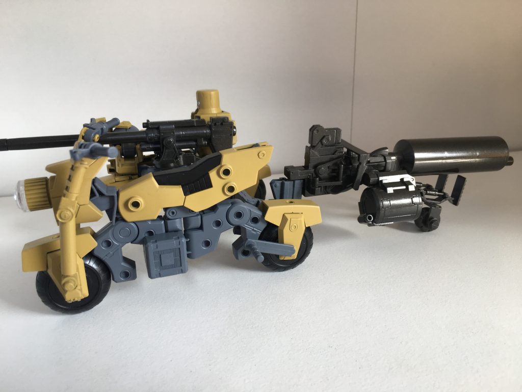 威力・射程共に強力ではあるものの銃本体の重量が重く移動に制約がかかるがサポートメカのサイドカー(名前未定)で牽引する事でこれを解決