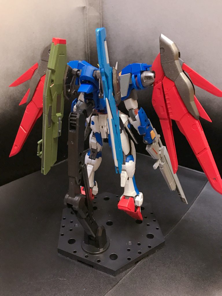 リアショット。GNドライブから生えているウイングはRGデスティニー、スカイのバックパックにデスティニーのバックパックを接続、武装はスカイのものを接続できるように調整。