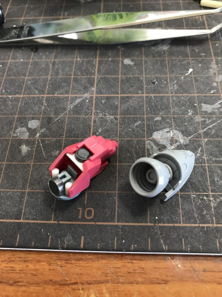 頭部
流星号のクタン取り付け用ヒザパーツを後頭部にし、閉じる前にソレっぽくディテールアップを