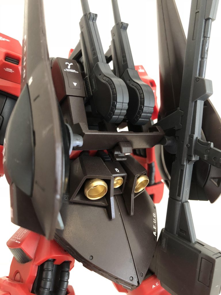 バックパック周りの造形が大好きで、ここを眺めているだけでお酒がすすみますね笑